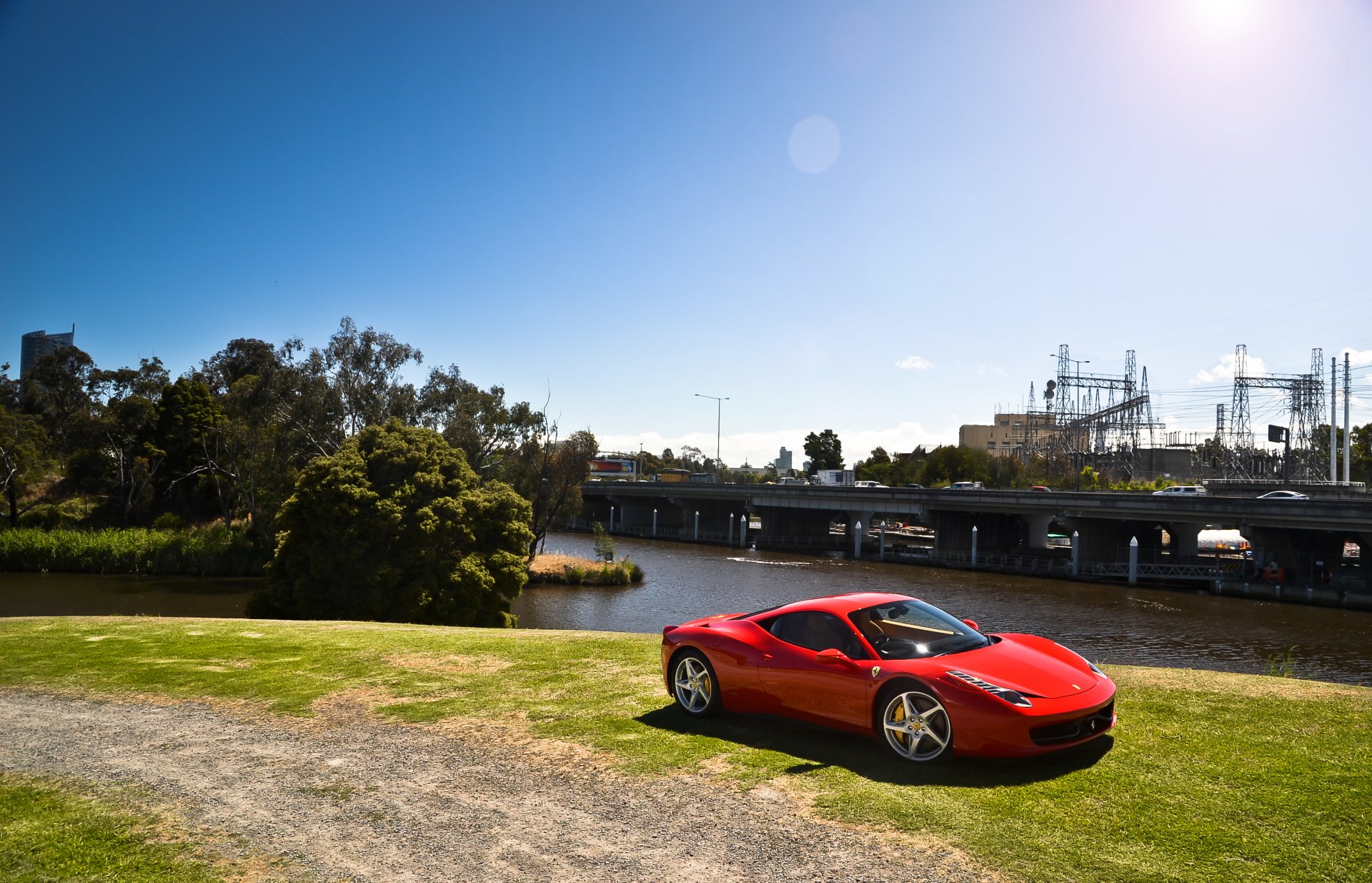 ferrari 458 italia rosso ponte alberi ferrari italia rosso vista dall alto cielo bagliore