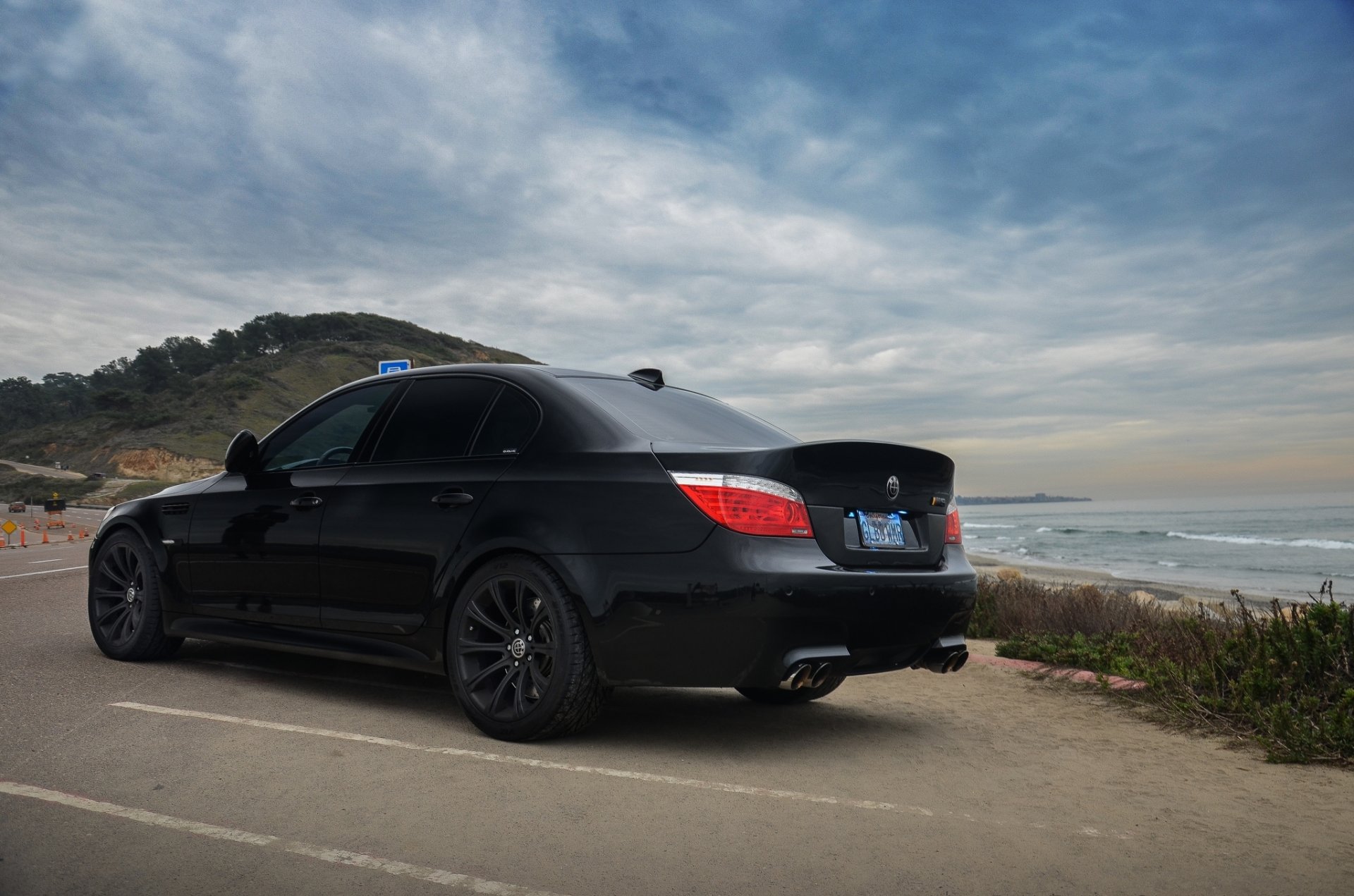 bmw m5 e60 noir bmw vue arrière parking ciel nuages côte mer