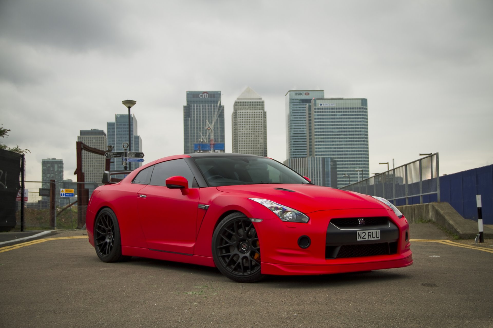 nissan gtp r35 rot nissan gtp rot vorderansicht gebäude stadt himmel