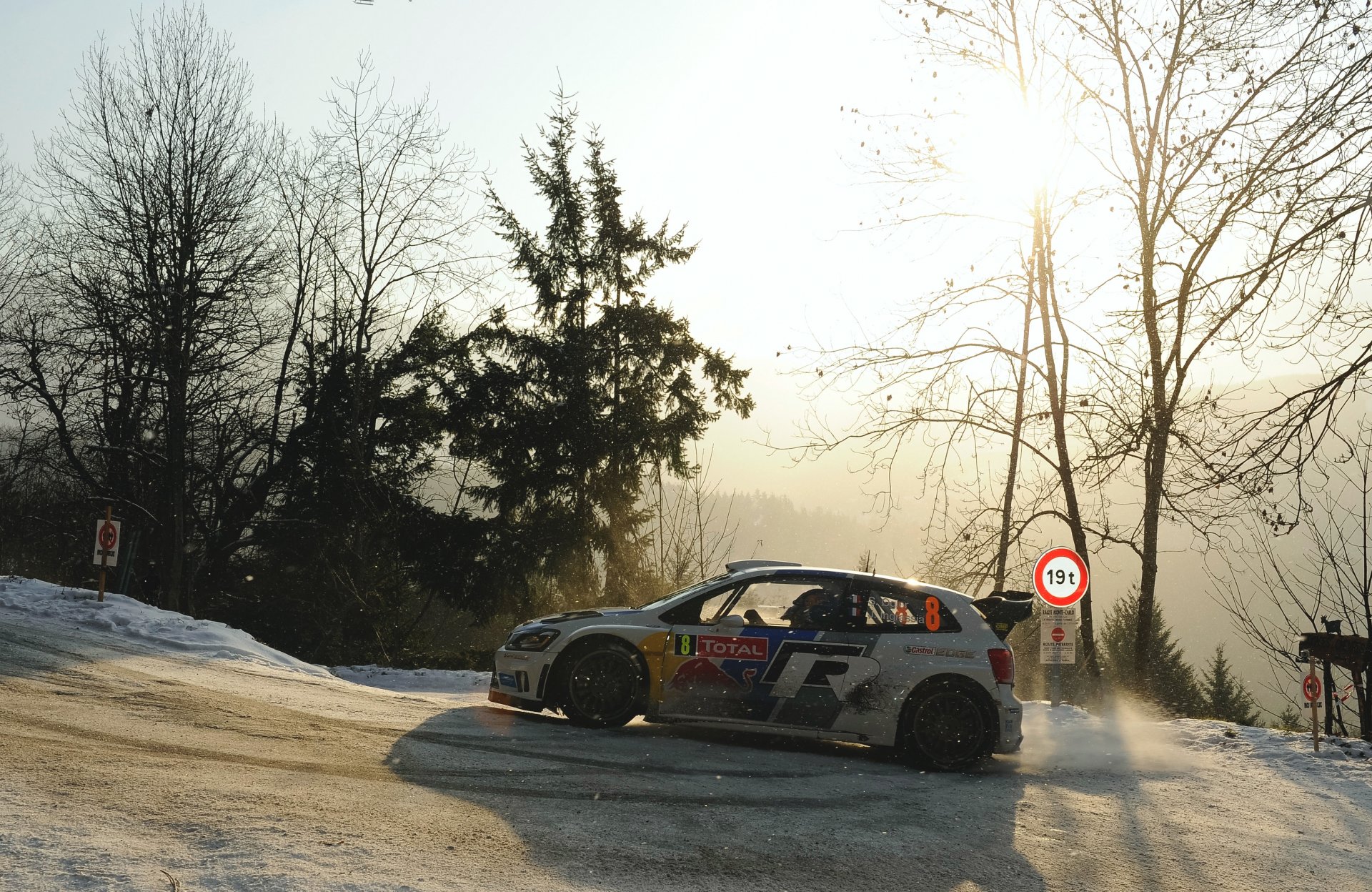 volkswagen polo wrc rallye sport voiture rallye neige hiver blanc auto taureau rouge sébastien ogier julien ingrassia vue latérale compétition lumière soleil