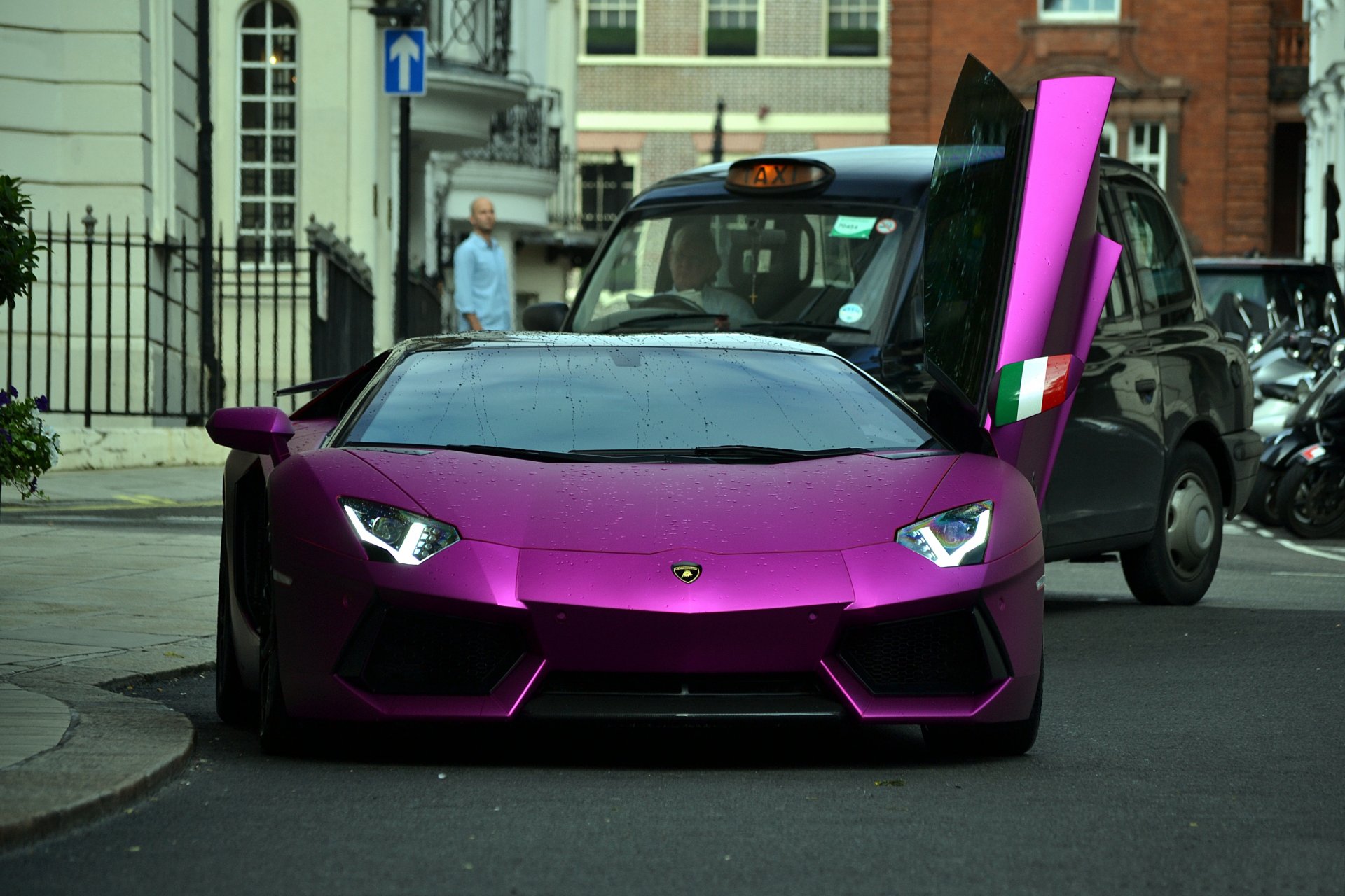 lamborghini aventador lp700-4 viola lamborghini aventador anteriore viola luce del faro taxi riflessione