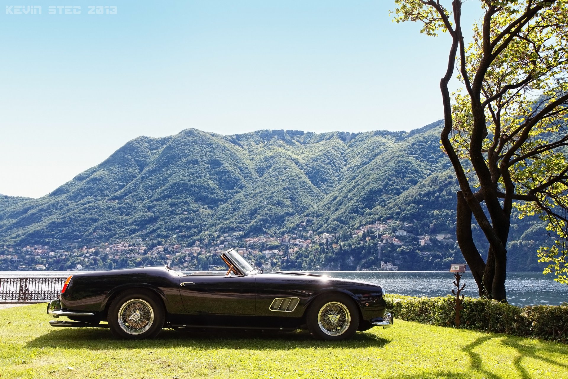 ferrari 250 gt swb california 1961 clásico retro madera césped montañas como lombardía italia lago de como