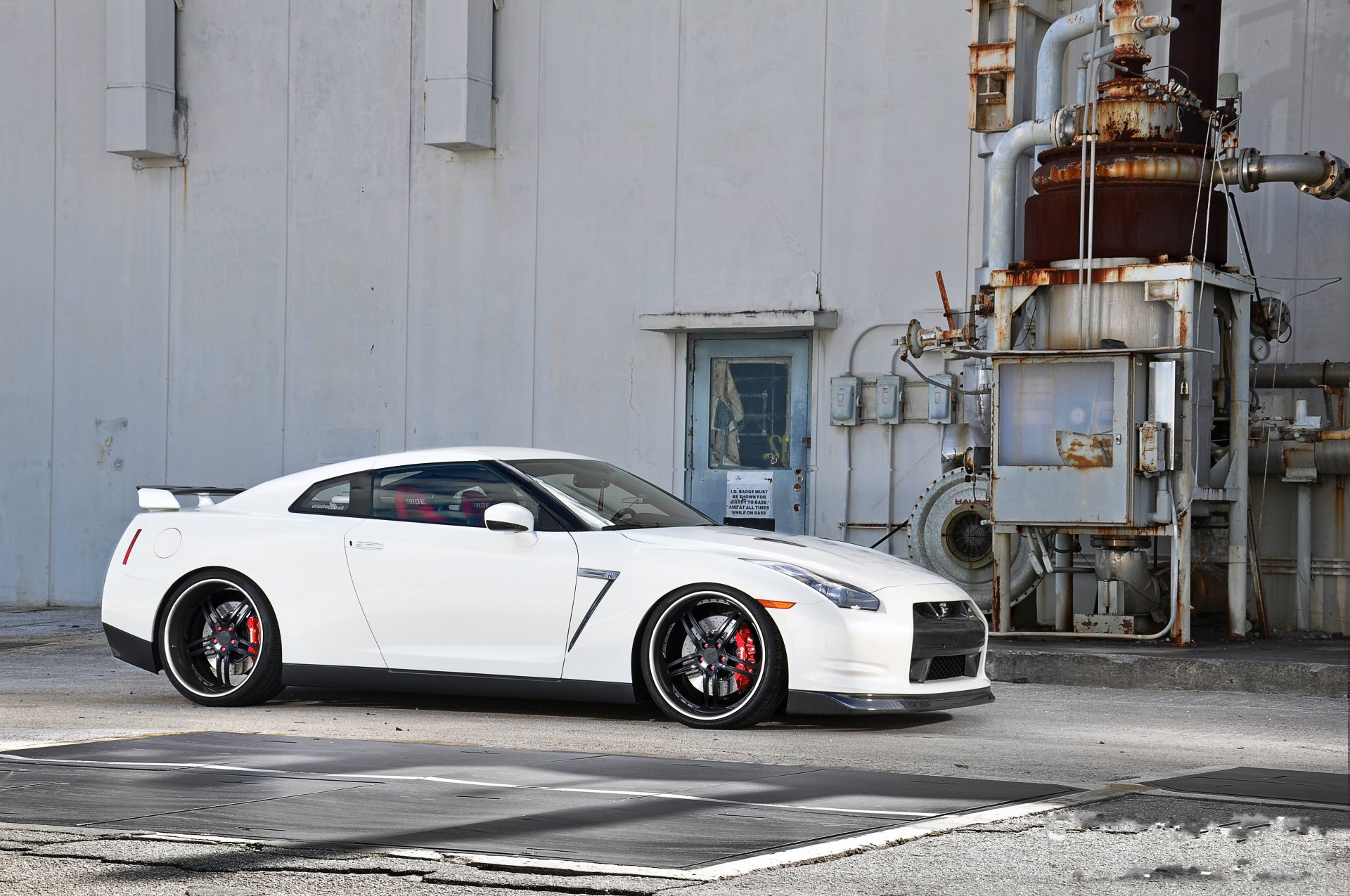 nissan gtr r35 biały wheels.black.nissan gtr felgi widok z boku budynek