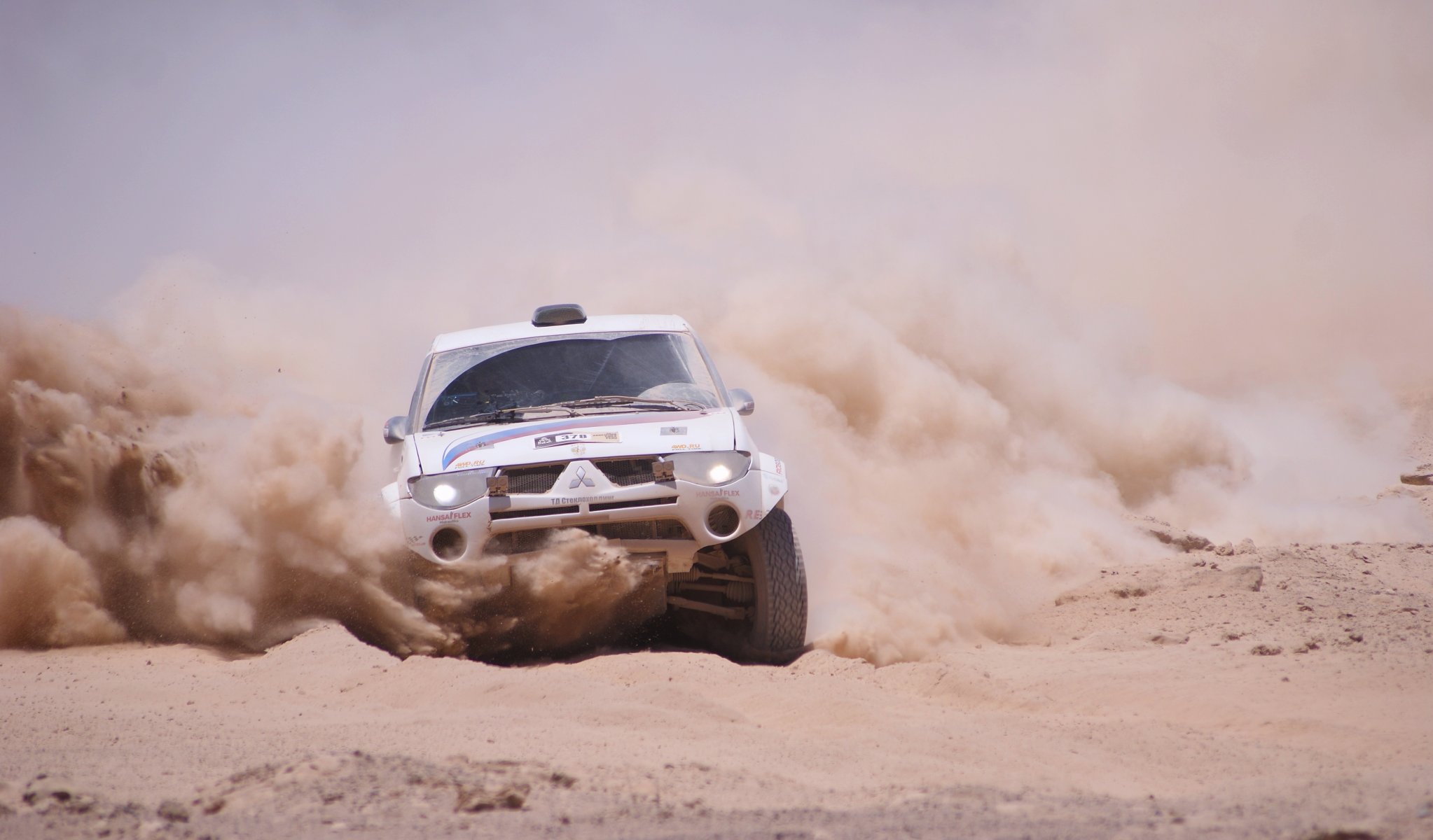 mitsubishi dakar rally polvo coche suv derrape arena