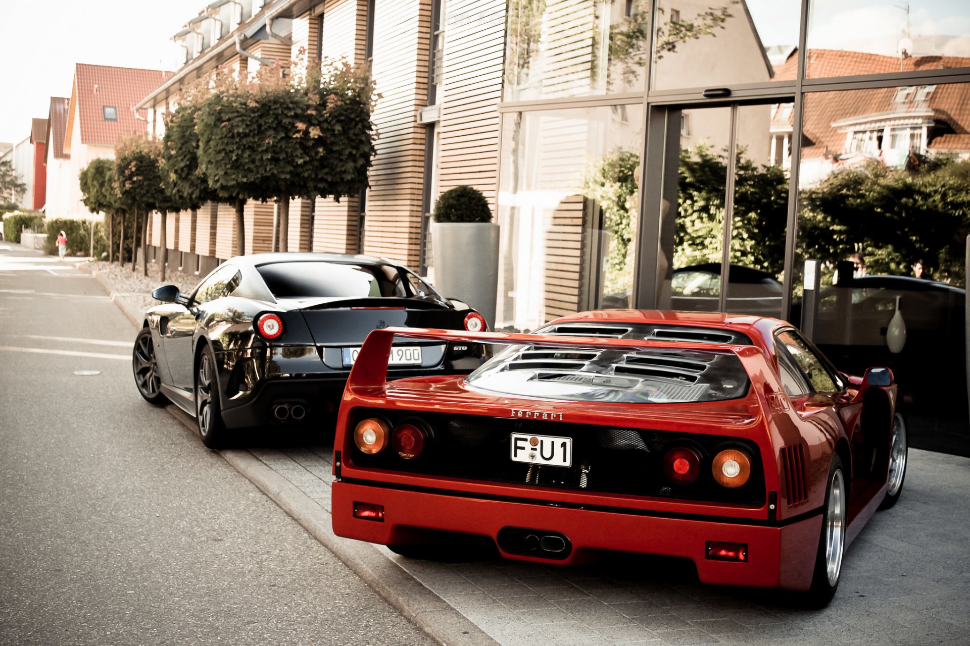 ferrari f40 gto rosso nero posteriore edificio albero ferrari f40 trp rosso alberi