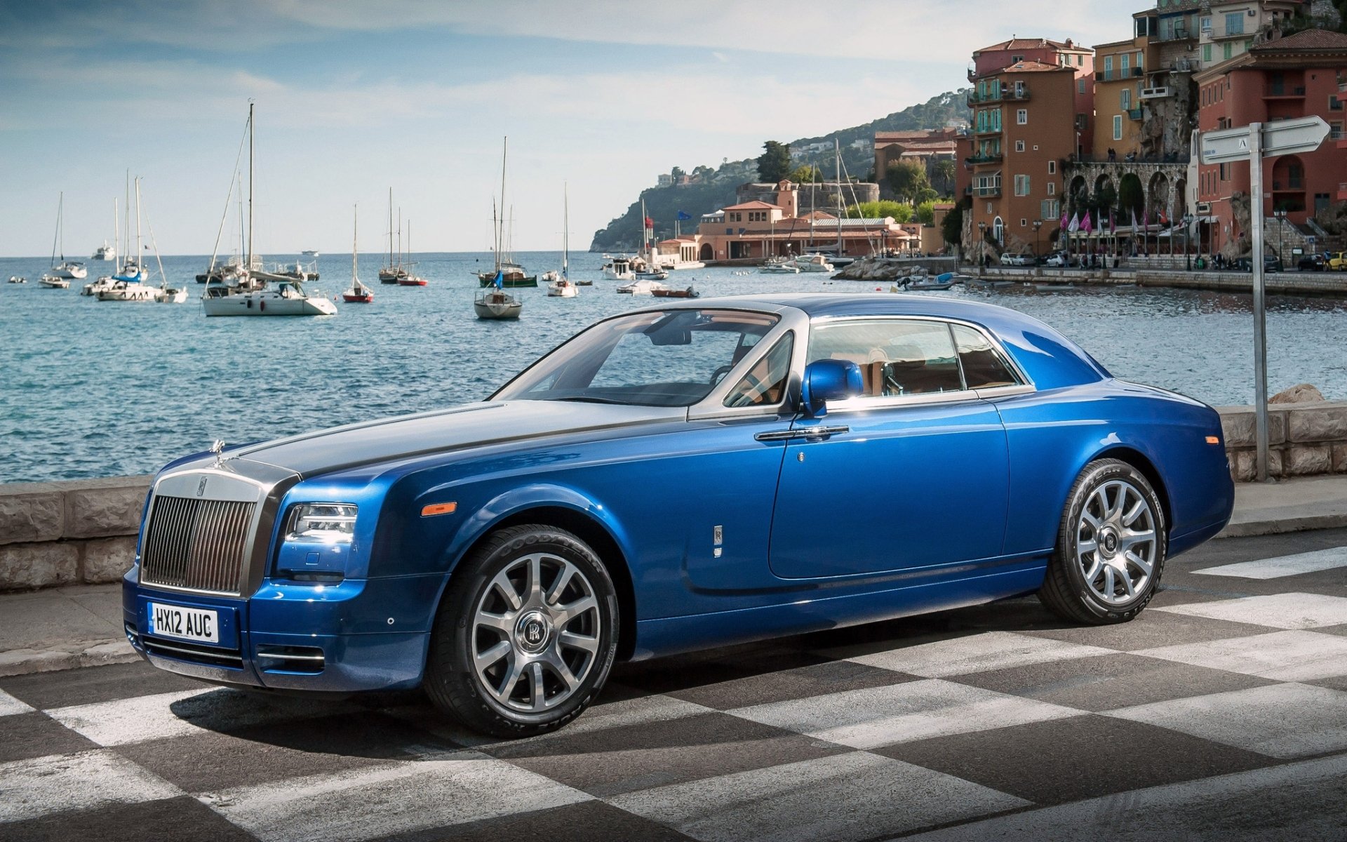 rolls-royce phantom coupé rolls-royce fantôme bleu avant voiture de luxe promenade eau yachts ciel fond