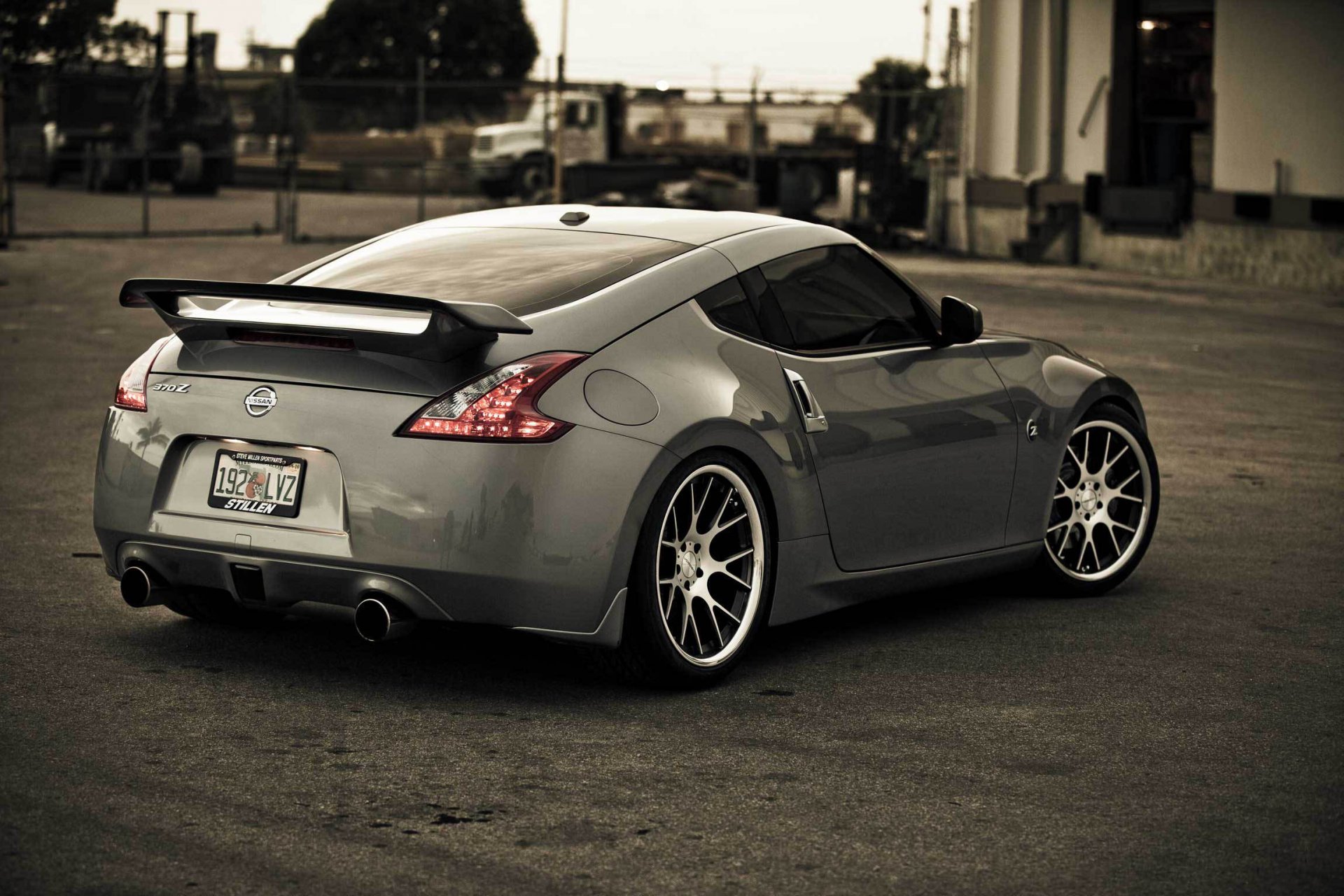 nissan 370-z srebrny nissan srebrny tył