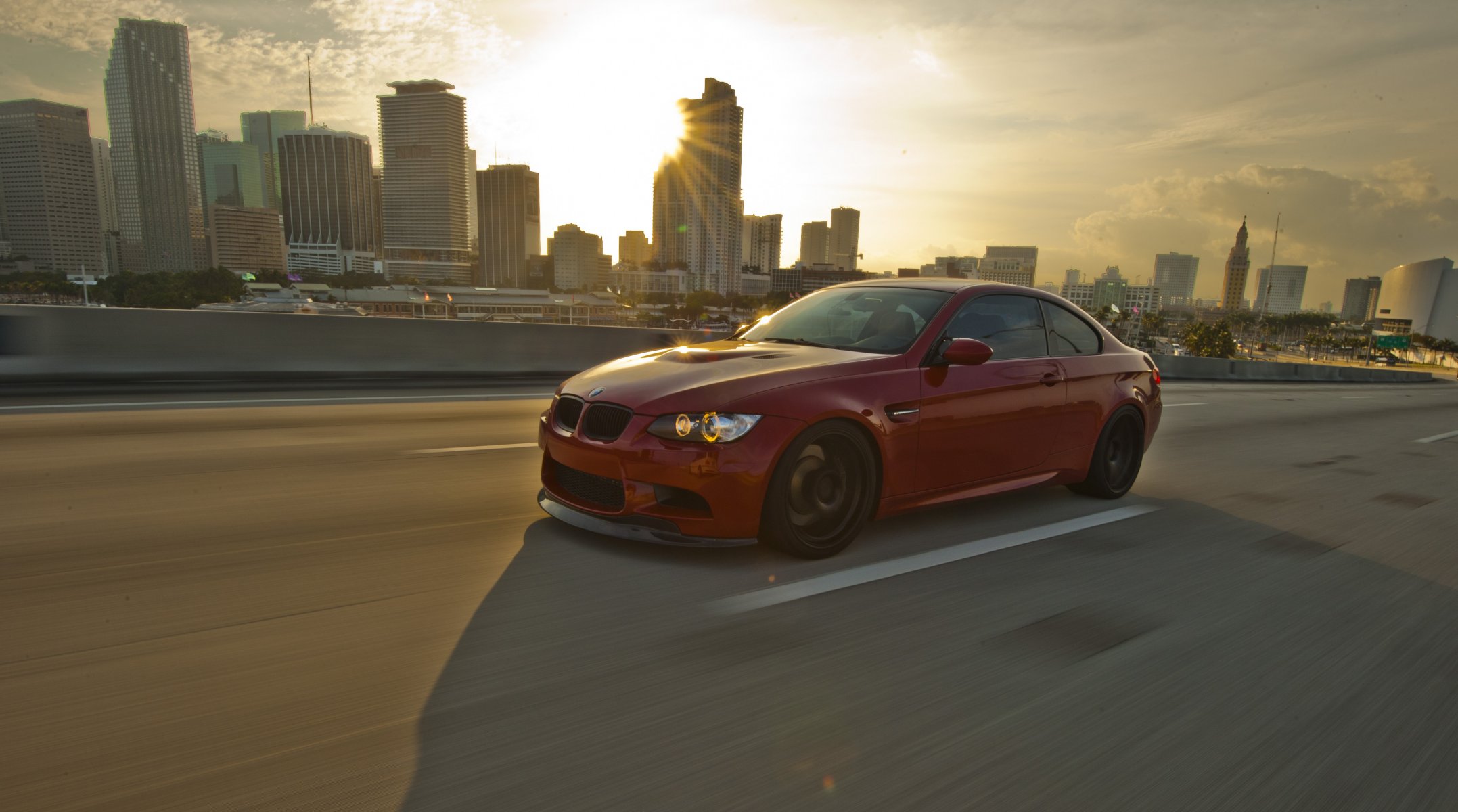 bmw m3 e92 rosso strada velocità bmw rosso vista laterale luce del giorno segnaletica abbagliamento