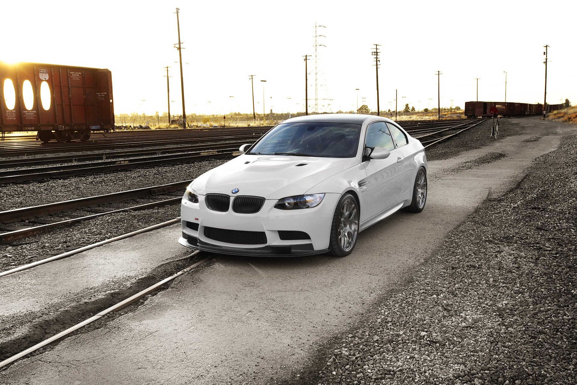 bmw m3 e92 bianco tramonto . ferrovia bmw tramonto ferrovia