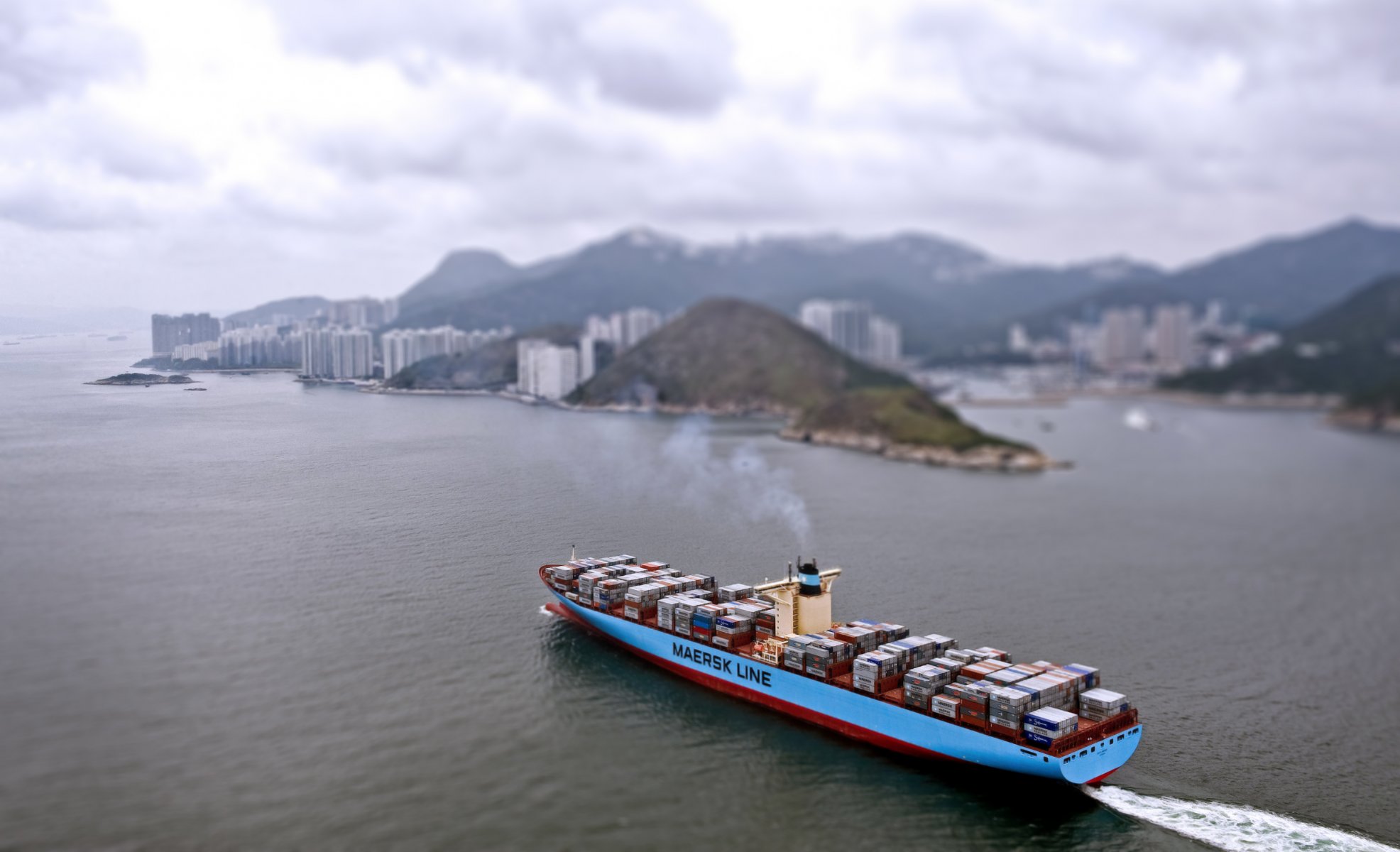 maersk line navire porte-conteneurs mer sur la route vue de dessus orage cargaison ville jour