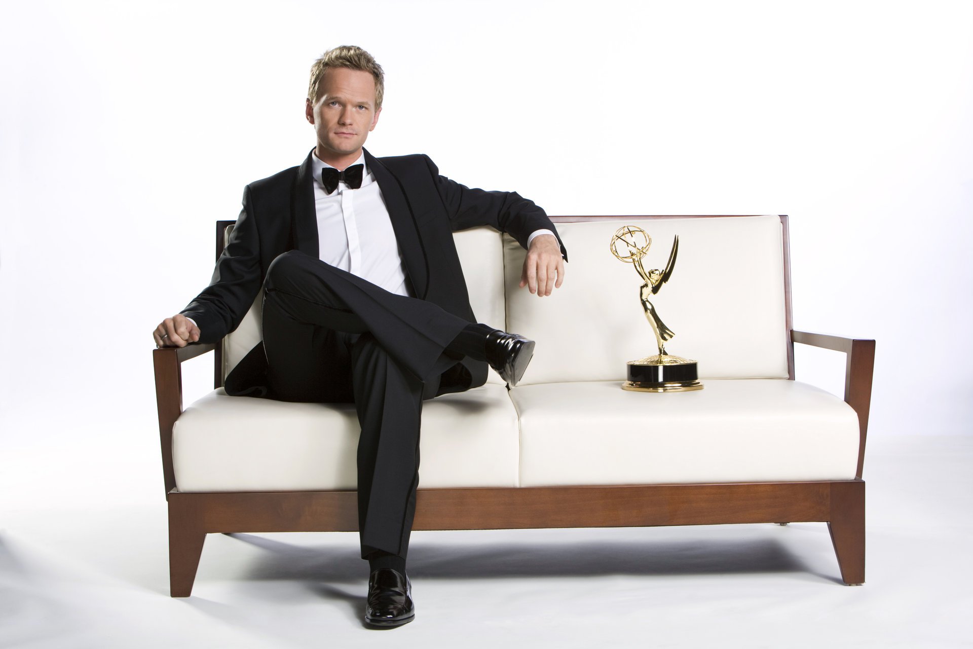 neil patrick harris sofa anzug how i met your mother schauspieler auszeichnung