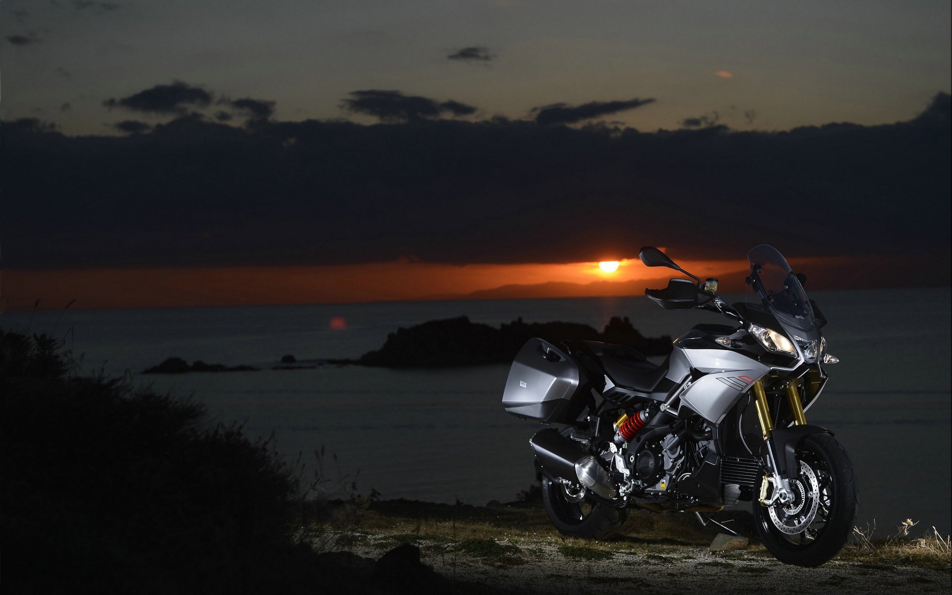 moto aprilia caponord 1200 aprilia italiano morbido elettronico integrabile motore a due cilindri 4 tempi 4 valvole a forma di v sera tramonto natura bellissimo sfondo