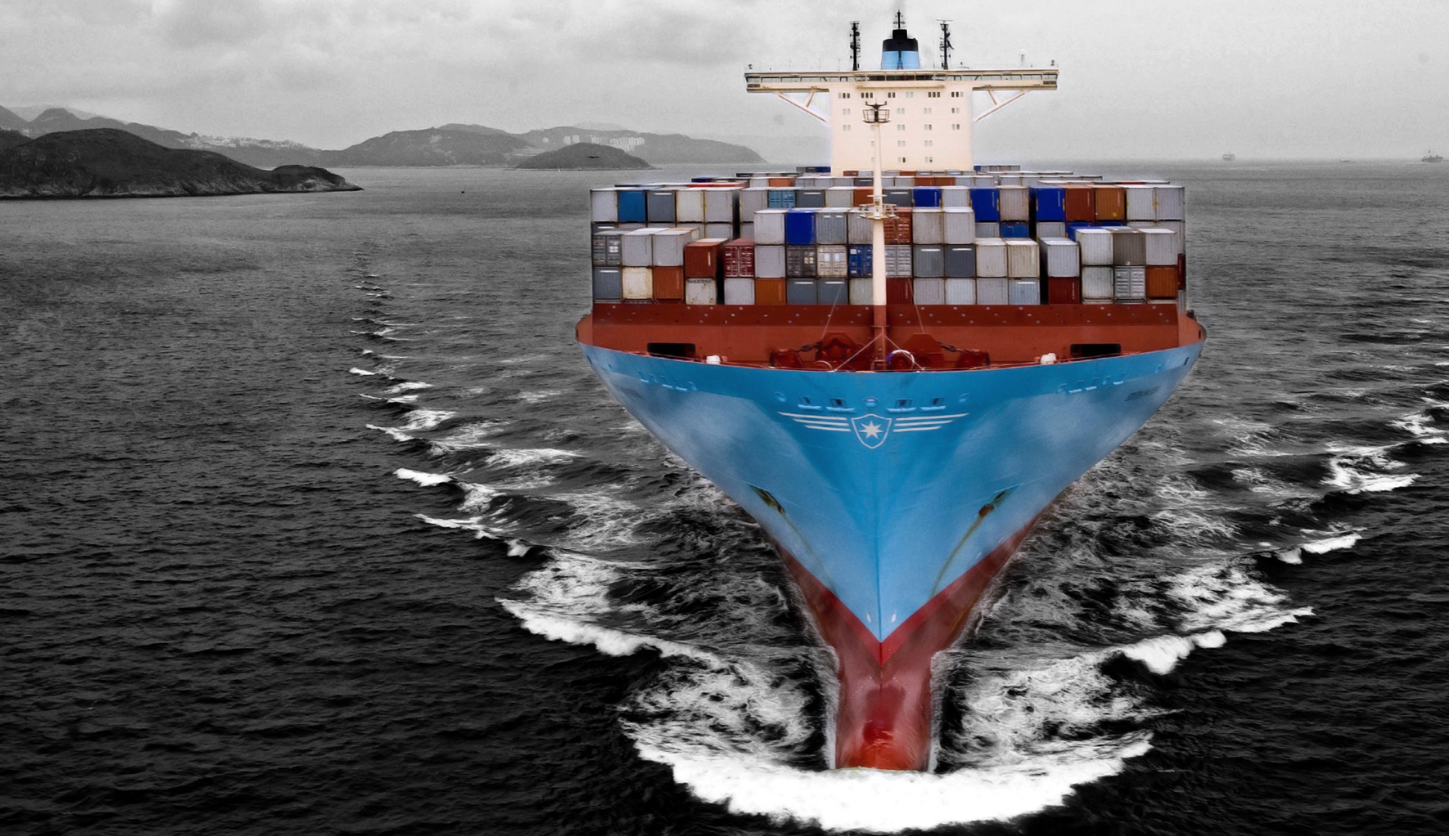 maersk line estelle navire porte-conteneurs mer sur la route orage cargaison réservoir noir et blanc