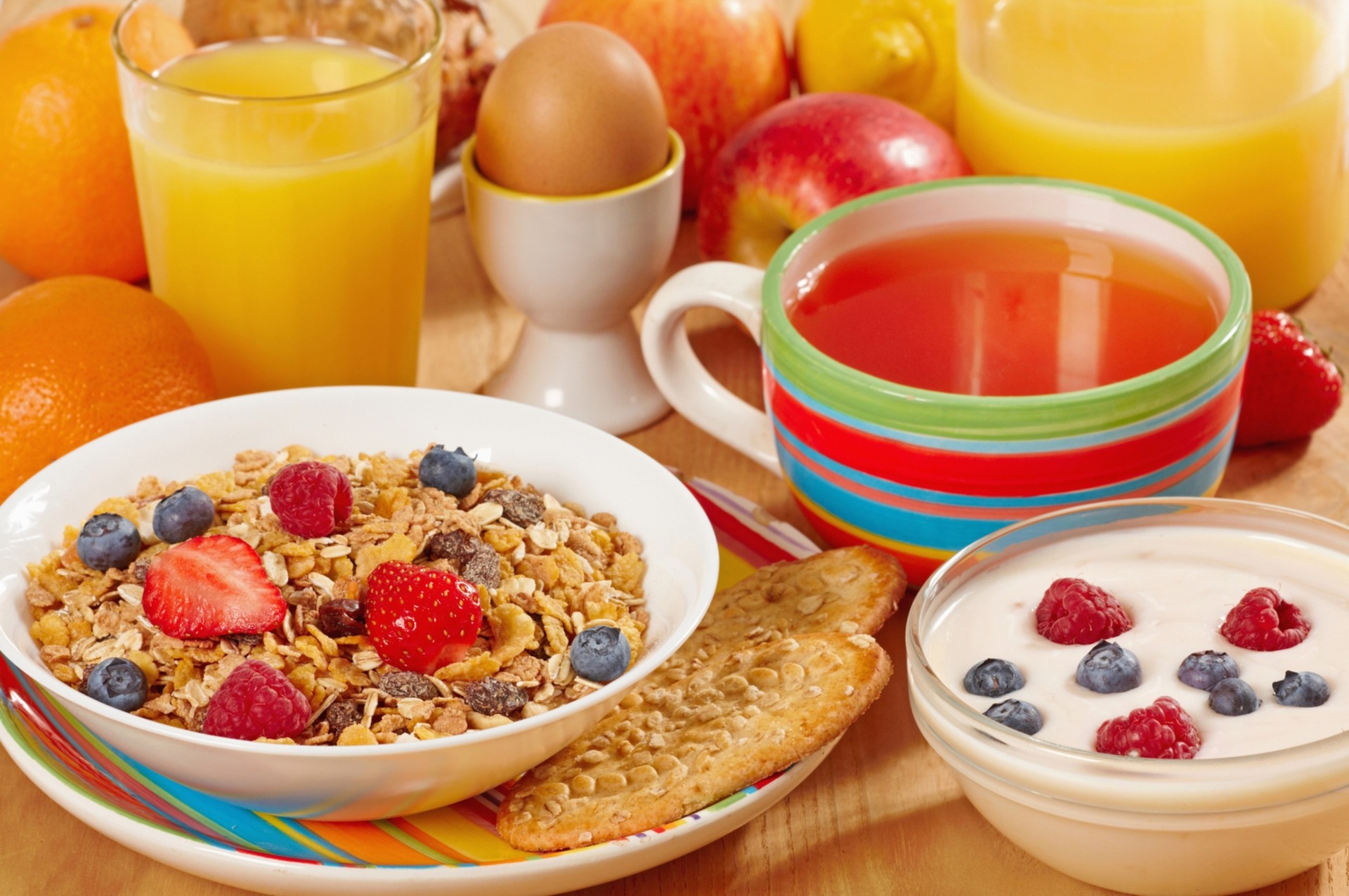 petit déjeuner muesli fraise framboise fruits biscuits baies nourriture orange thé pomme jus oeuf citron