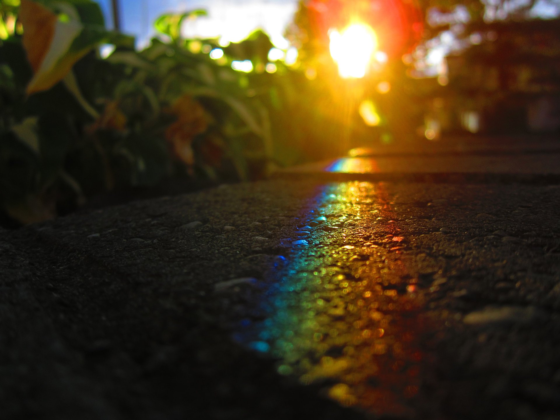 asfalto luce sole arcobaleno