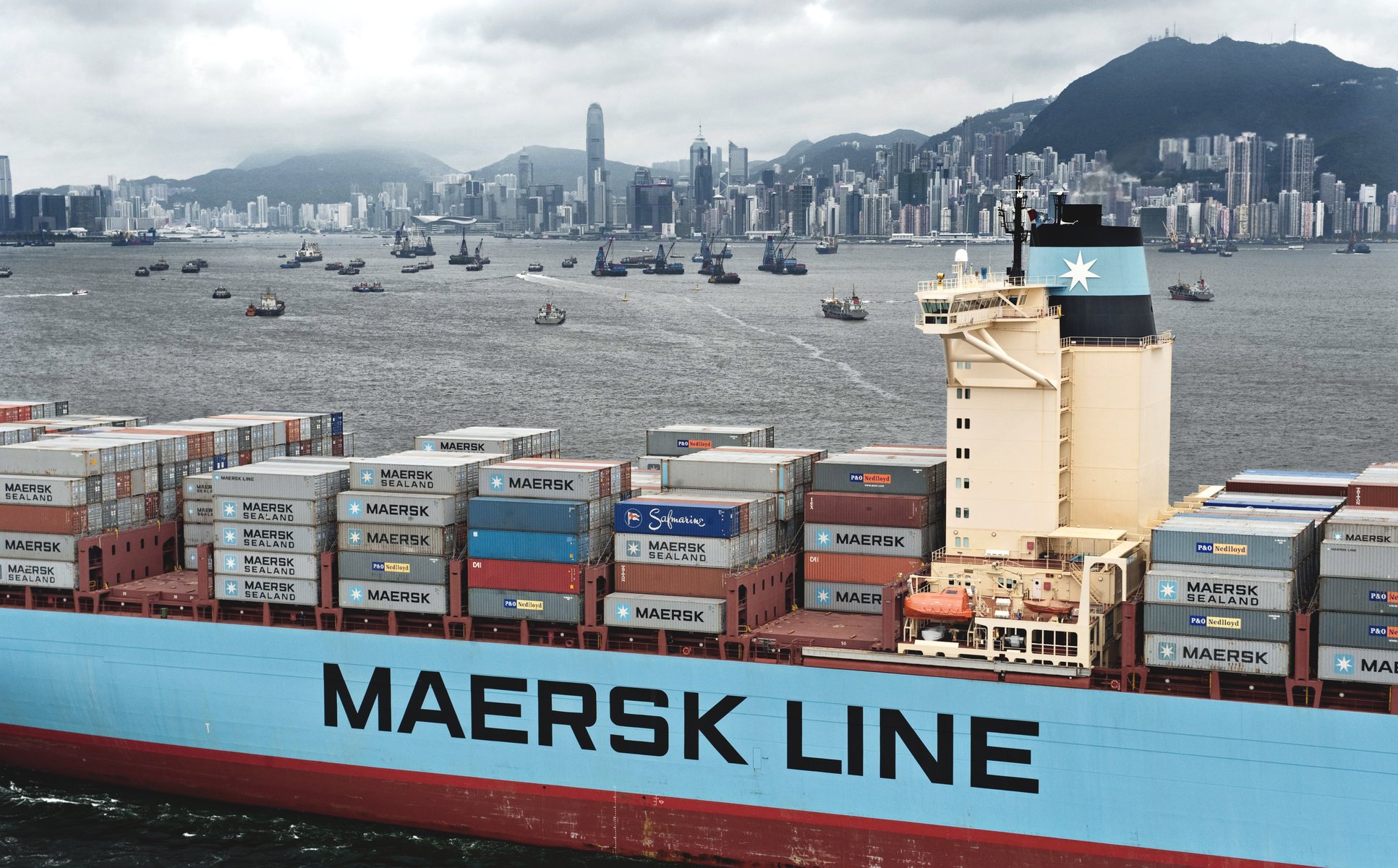 containerschiff maersk line maersk schiff fracht container stadt hongkong bewölkt schiffe viele