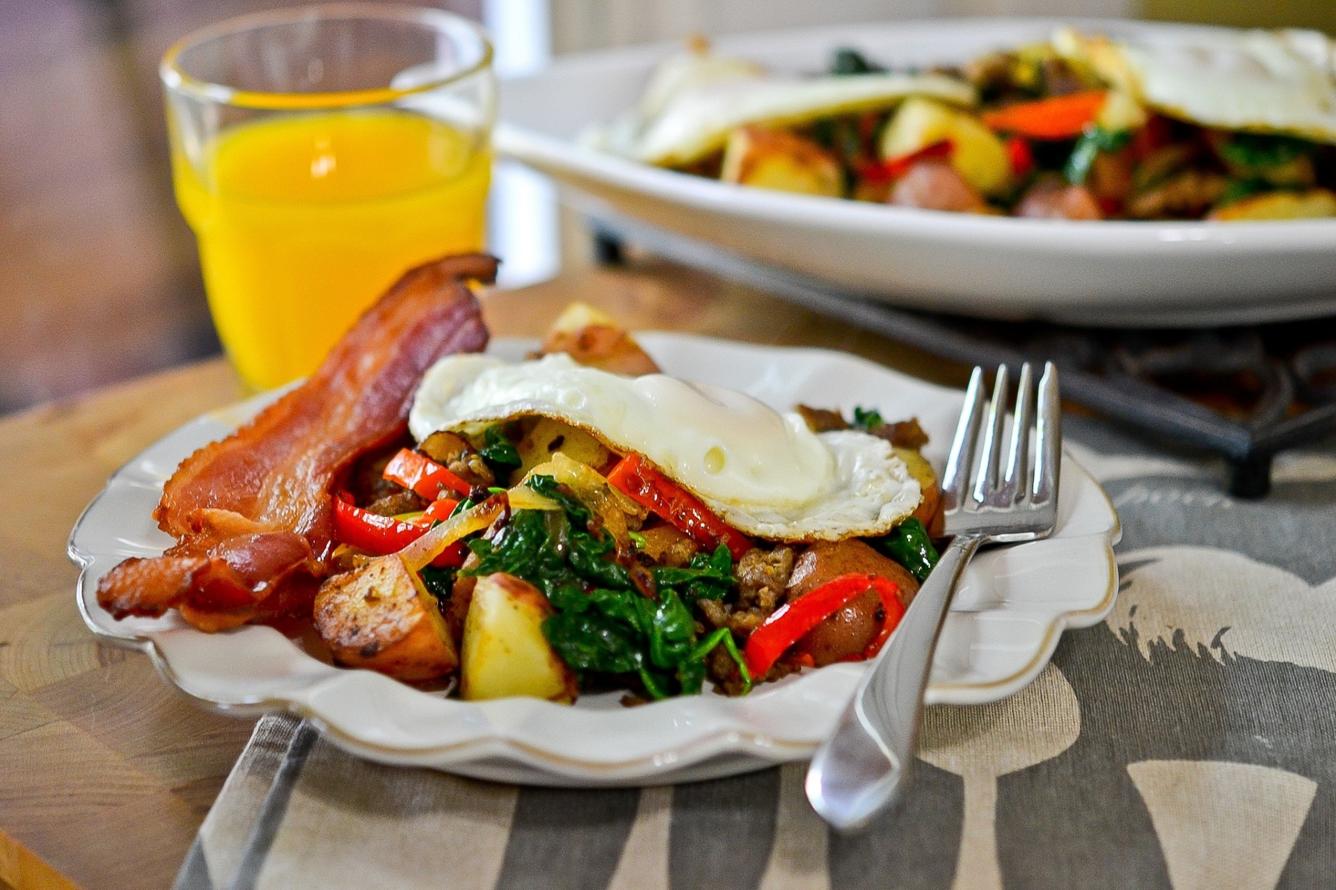 colazione forchetta uovo piatto succo di frutta pancetta