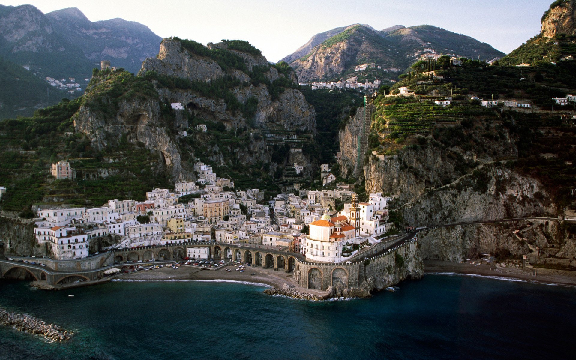 atrani italie mer ville montagnes maisons côte ciel