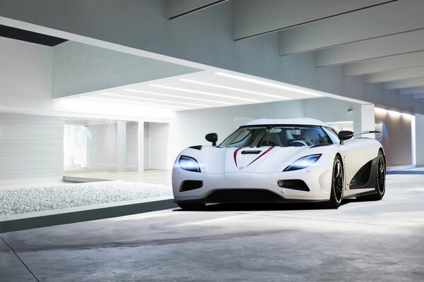 Weiß koenigsegg agera r auf weißem Raumhintergrund mit Highlights