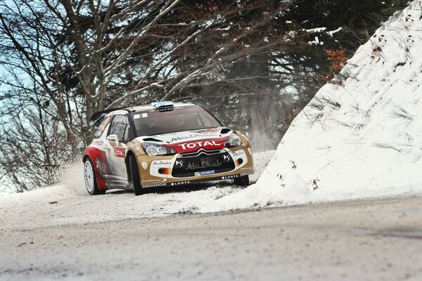 El coche de Citroën circula por un camino cubierto de nieve