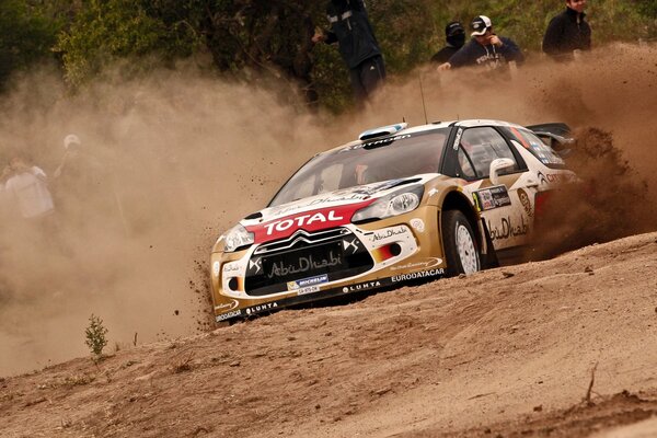 Ein Rennwagen, der an der Rallye teilnimmt