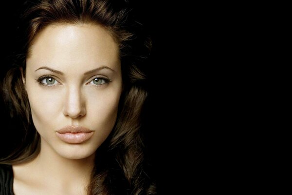 Angelina Jolie weiß etwas über dich