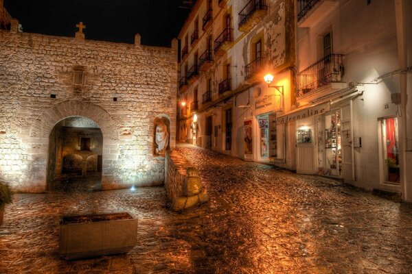 Strada spagnola illuminata dalle lanterne