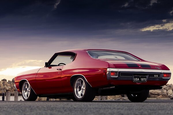 Chevrolet chevelle ss rouge au lever du soleil