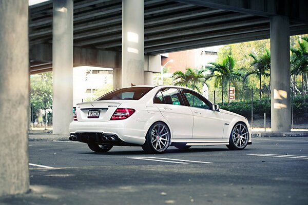 Mercedes-benz Auto weiß unter der Brücke