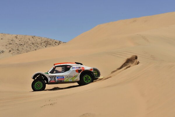 Buggy participe à des courses de sable