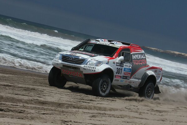 Toyota SUV en Dakar en la orilla del mar