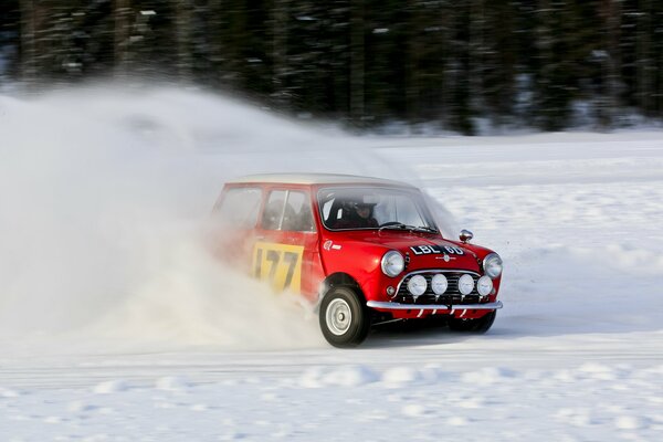 Coche rojo en el momento de derrapar en tiempo de nieve