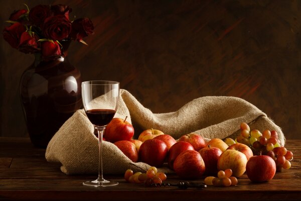 Nature morte avec du vin de raisin et des fruits