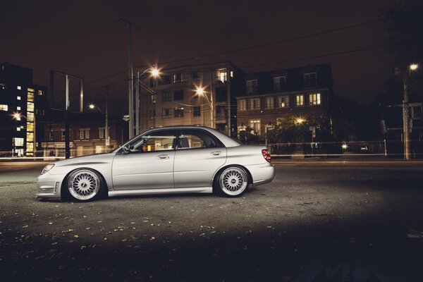 Silver subaru impreza nuit ville