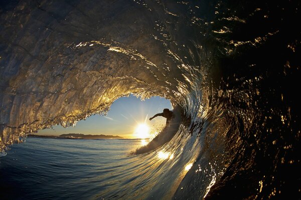 Surfer versucht, unter einer Welle zu schwimmen