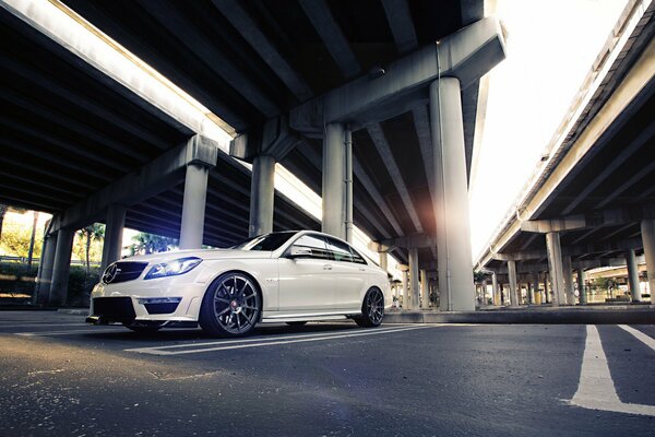 Potente sedán blanco mercedes-benz