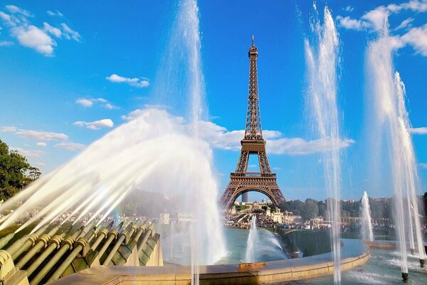 Fontaines sur le fond de la tour Eiffel à Paris