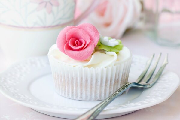 Ein zartes Dessert mit einer Rose. Schönes Geschirr