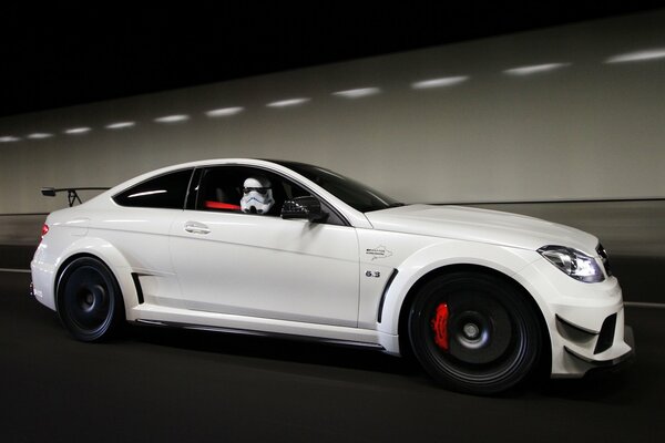 Mercedes dans le tunnel à la vitesse