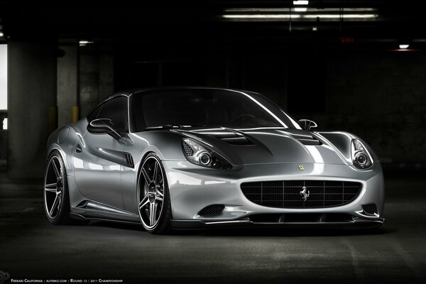 Silberner Ferrari California mit Tuning auf dunklem Hintergrund