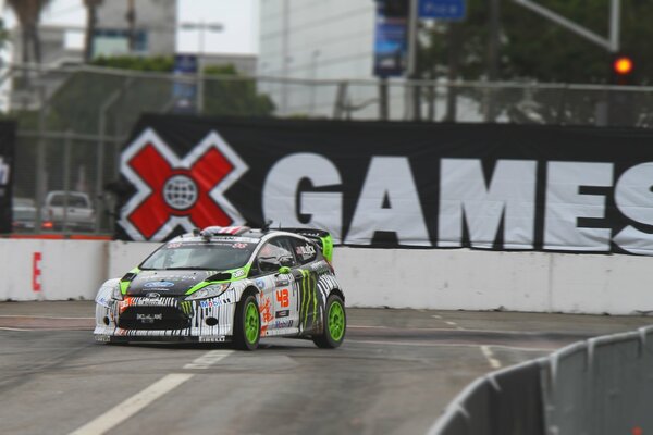 Ford fiesta sur la piste de sport pour la course