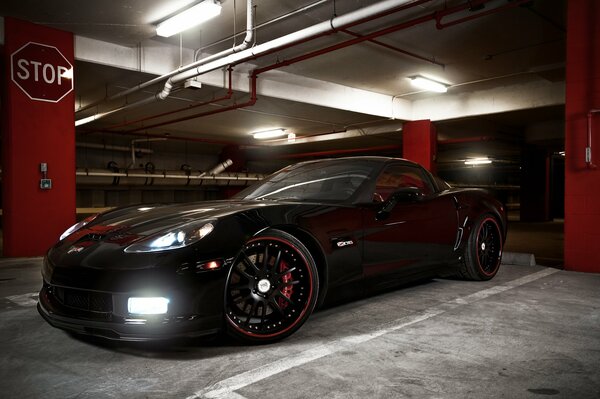 Voiture Chevrolet Corvette en noir dans le garage