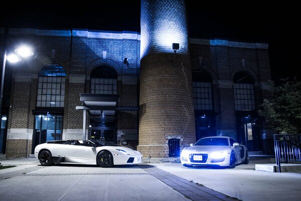 Auto Lambotghini in bianco sulla strada in luce blu