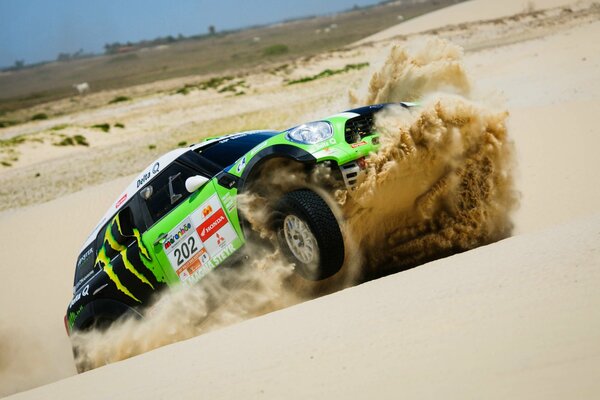 Mini Cooper et des tonnes de sable sous ses roues