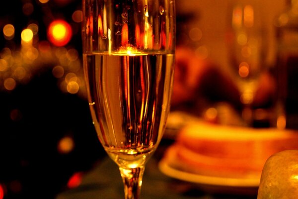 Verre de champagne sur la table de fête à l éclairage du soir