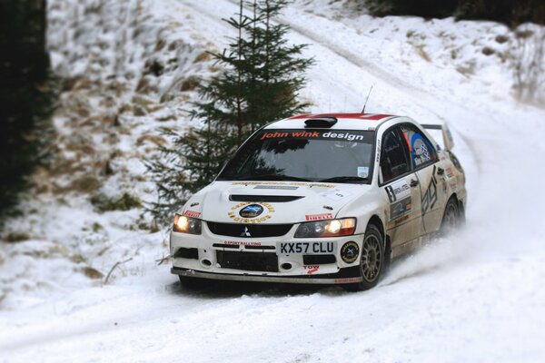 Course d hiver blanc sport car lancer