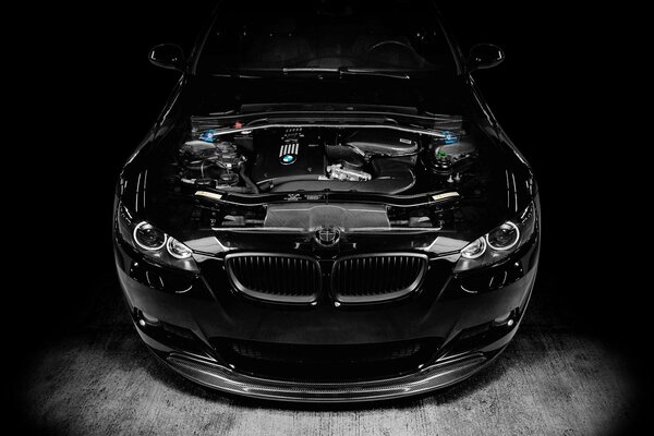 BMW M3 cosa c è sotto il cofano, motore, emblema, radiatore, tuning, cofano trasparente