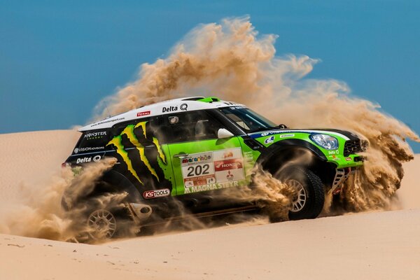 Mini Cooper verde en el desierto