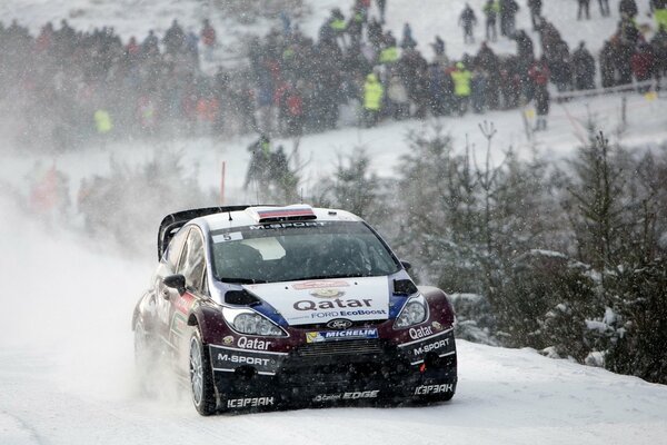 Ford fiesta rast bei Schneefall zur Rallye