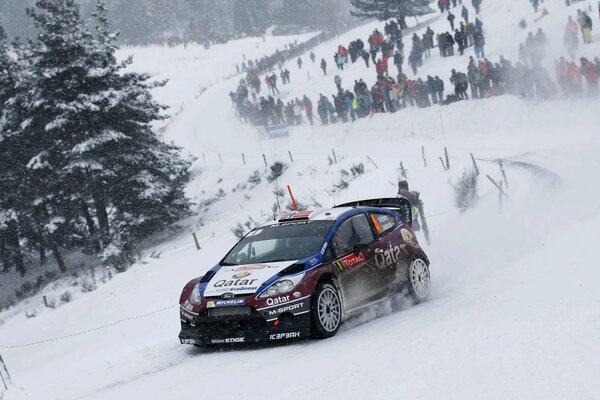 Ford-Auto auf dem Hintergrund von Tannen und Schnee